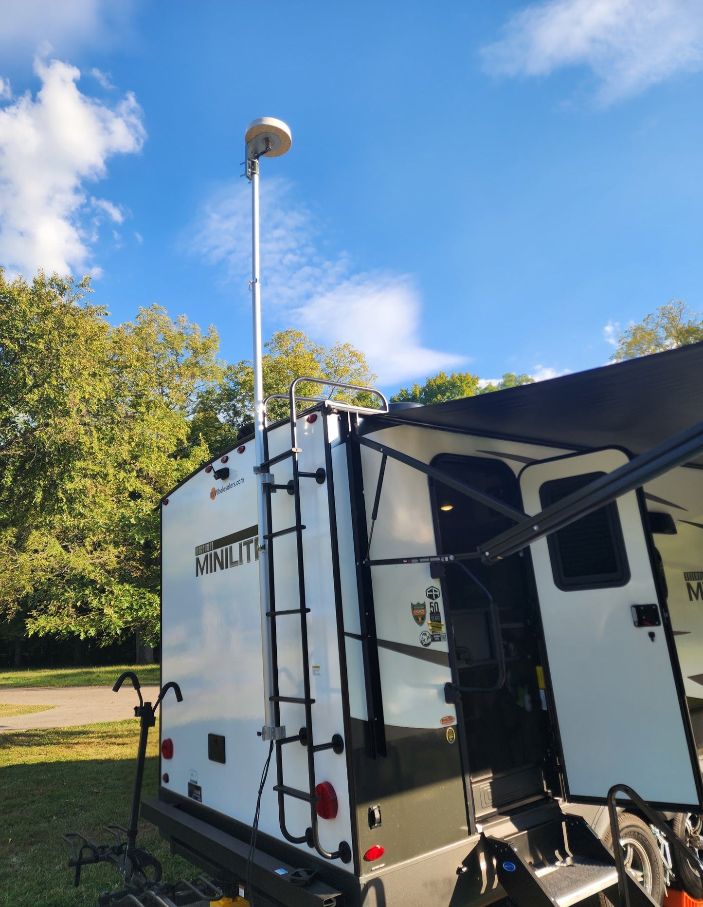 5G Chester Parsec Husky Antenna 4x4 RV Roof Mounted Omni Directional Antenna (WHITE) Dome Mount Cellular Antenna